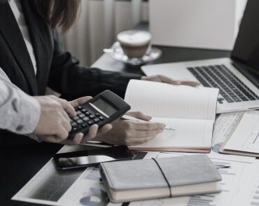 financial-advisory-accounting-and-consulting-bus-2023-11-27-05-13-10-utc-370x370